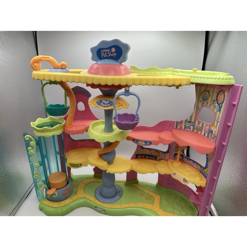 2006 Littlest Pet Shop LPS Round N Round Pet Town Play Set Hasbro